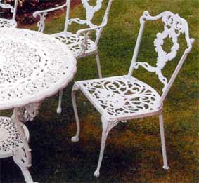 Grape Stuhl mit Victorian Rundtisch